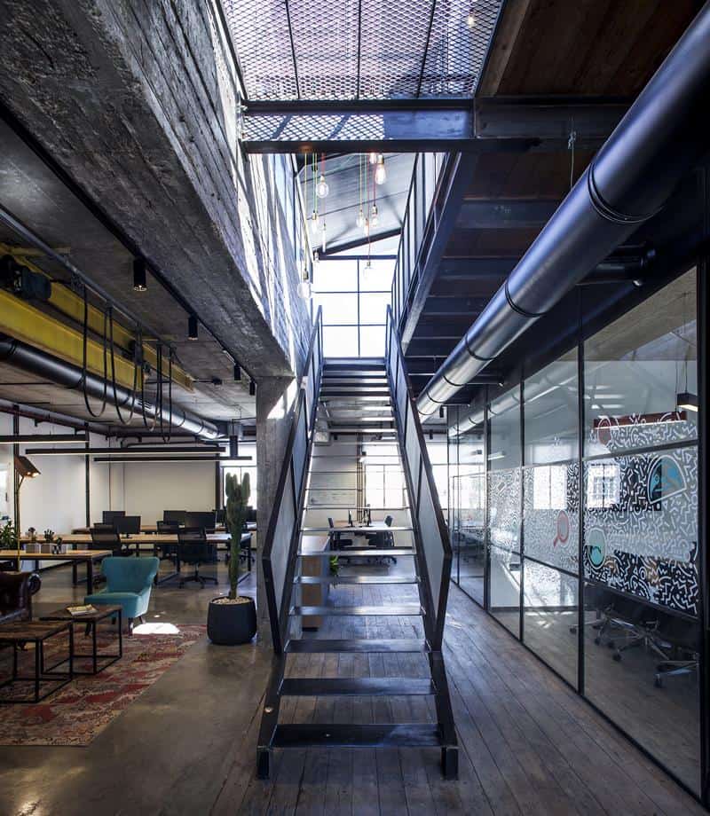 עיצוב מדרגות במשרד 